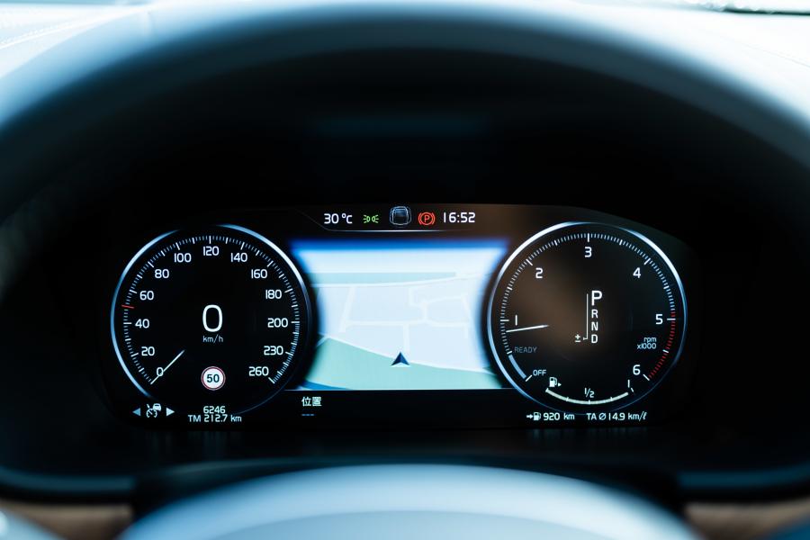 Панель приборов Volvo V90 D4 Inscription 2016 года  (JP) (фото 7 из 16)